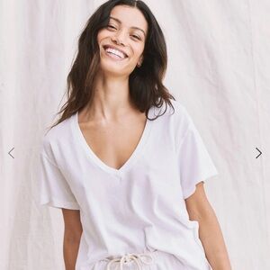 THE GREAT. V-Neck Tee